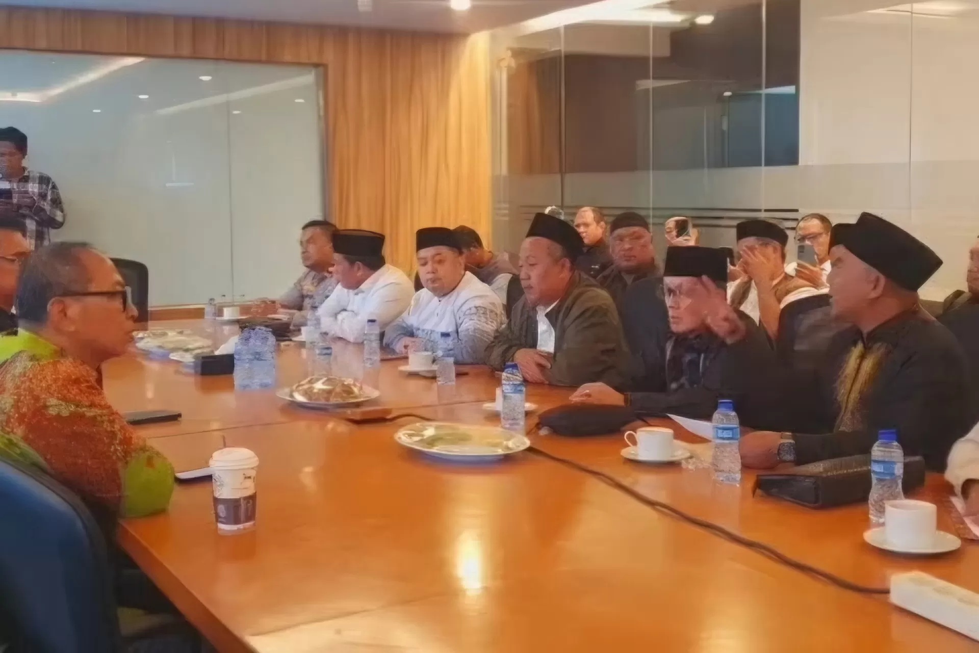 Alumni dan santri Pondok Pesantren Lirboyo melakukan audiensi dengan pihak Trans7 di kawasan Tendean, Jakarta Selatan, Selasa (14/10). (Tiktok @santrigenzee)
