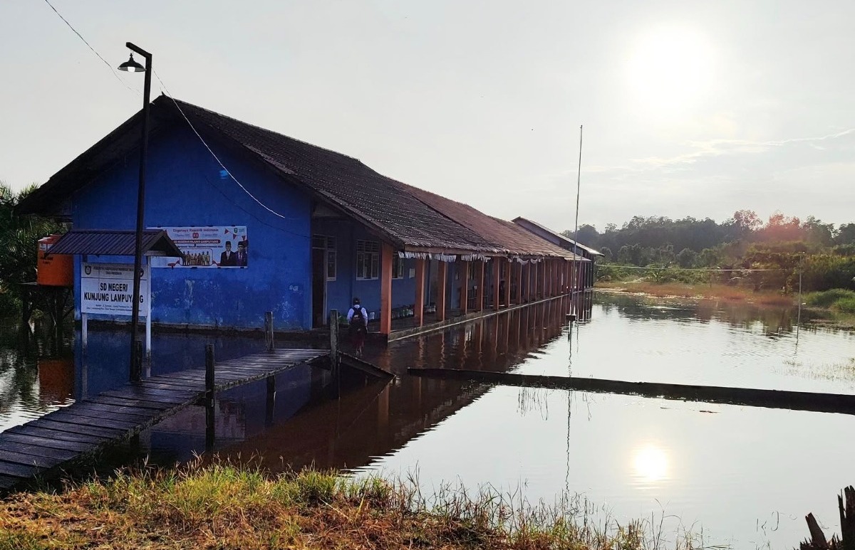 Banjir merendam halaman SDN Kunjung Lampuyang, Kecamatan Teluk Sampit, Selasa (14/10/2025). (Facebook Muhardi)