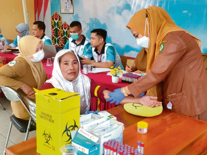 KESEHATAN: Petugas dari Puskesmas Baamang 1 melakukan pemeriksaan kesehatan kepada warga Kelurahan Baamang Tengah, Selasa (14/10/2025). FOTO: YUNI/RADAR SAMPIT