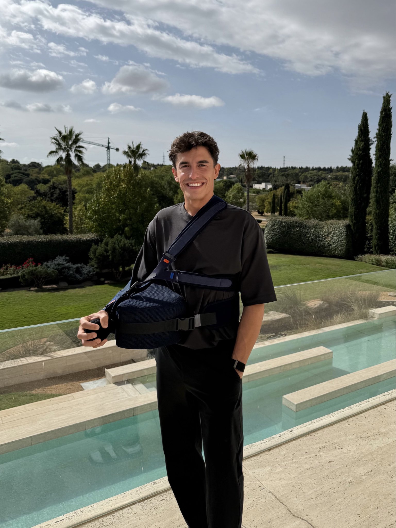Marc Marquez setelah menjalani operasi bahu kanannya di Madrid.