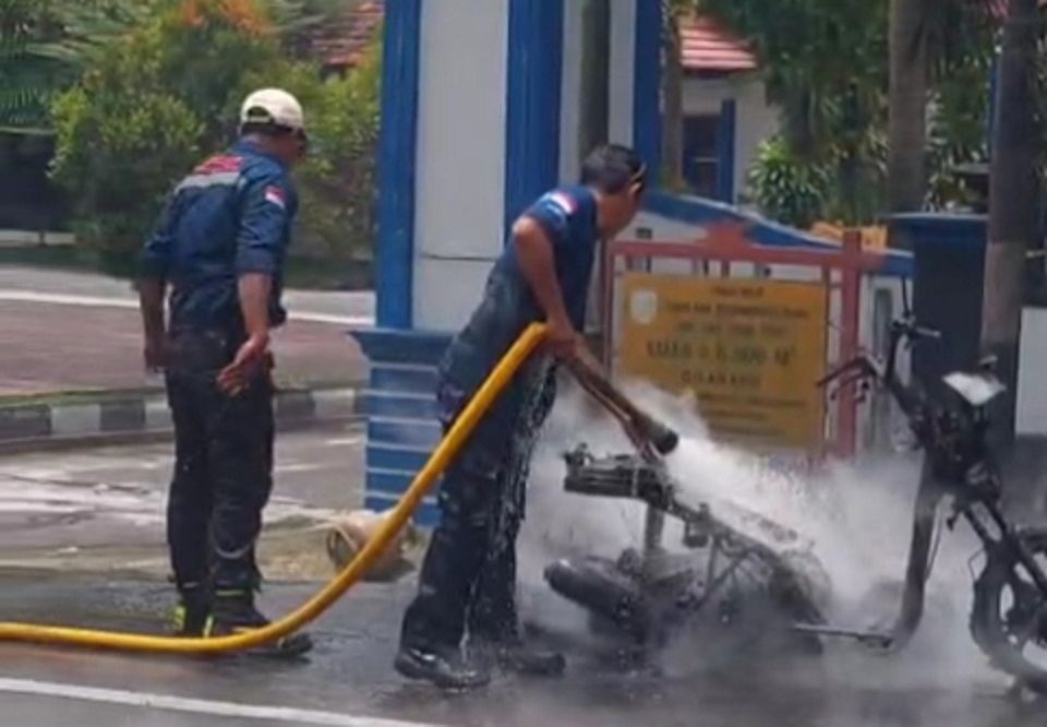 Pemadaman kebakaran satu unit motor, beserta sejumlah tabung gas elpiji 3 kilogram di Jalan HM Rafii, Kelurahan Sidorejo, Kecamatan Arsel, Kabupaten Kobar, Selasa (14/10).