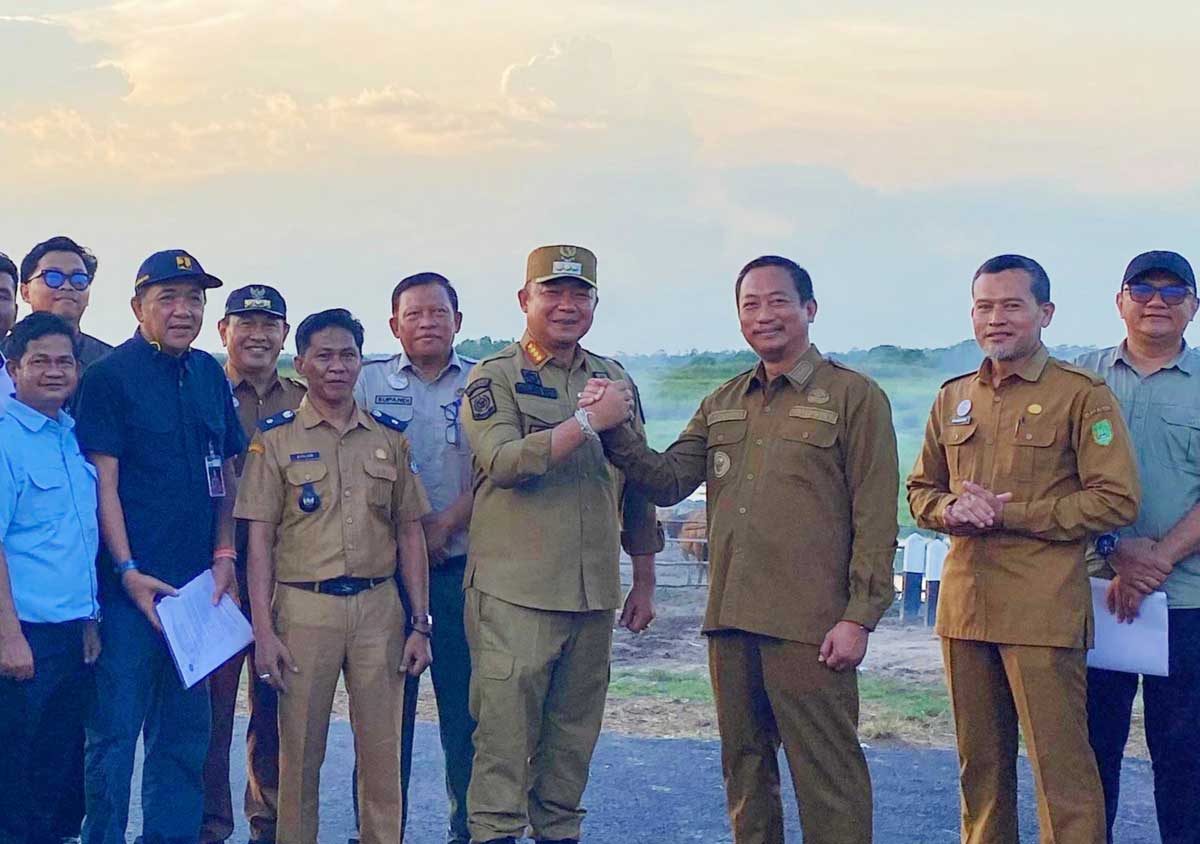 INFRASTRUKTUR: Bupati Sukamara Masduki dan Bupati Ketapang Alexander Wilyo saat meninjau rencana pembangunan badan jalan ke Jembatan Jelai.