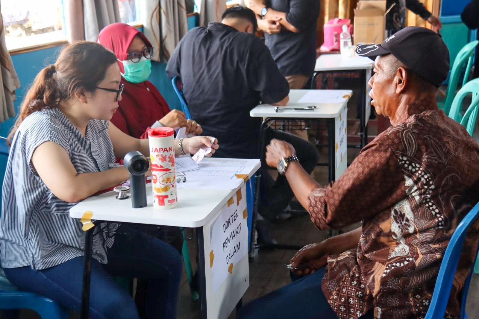 Tenaga kesehatan saat memeriksa kesehatan warga Desa Tanjung Rangas, Senin (13/10).