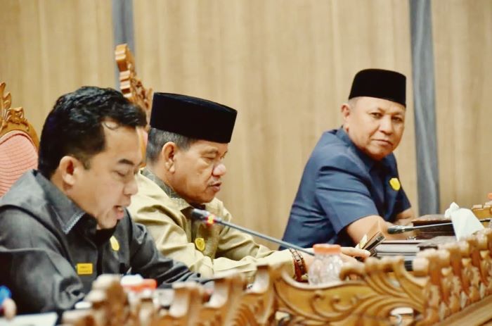 RAPAT: Tiga pimpinan DPRD Kotawaringin Timur (Kotim), Rimbun (kiri), Juliansyah (tengah) dan Rudianur (kanan) saat memimpin rapat di DPRD Kotim. FOTO: RADO/RADAR SAMPIT