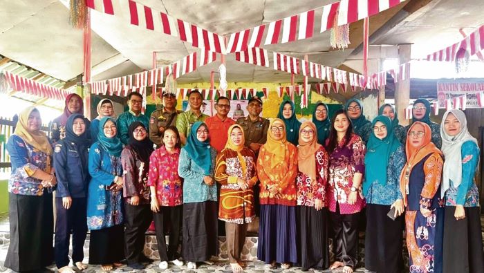 FOTO BERSAMA: Kegiatan pembinaan TP-PKK Kabupaten Kotim di wilayah Kecamatan Mentawa Baru Ketapang, belum lama tadi. FOTO: KECAMATAN MB KETAPANG/RADAR SAMPIT