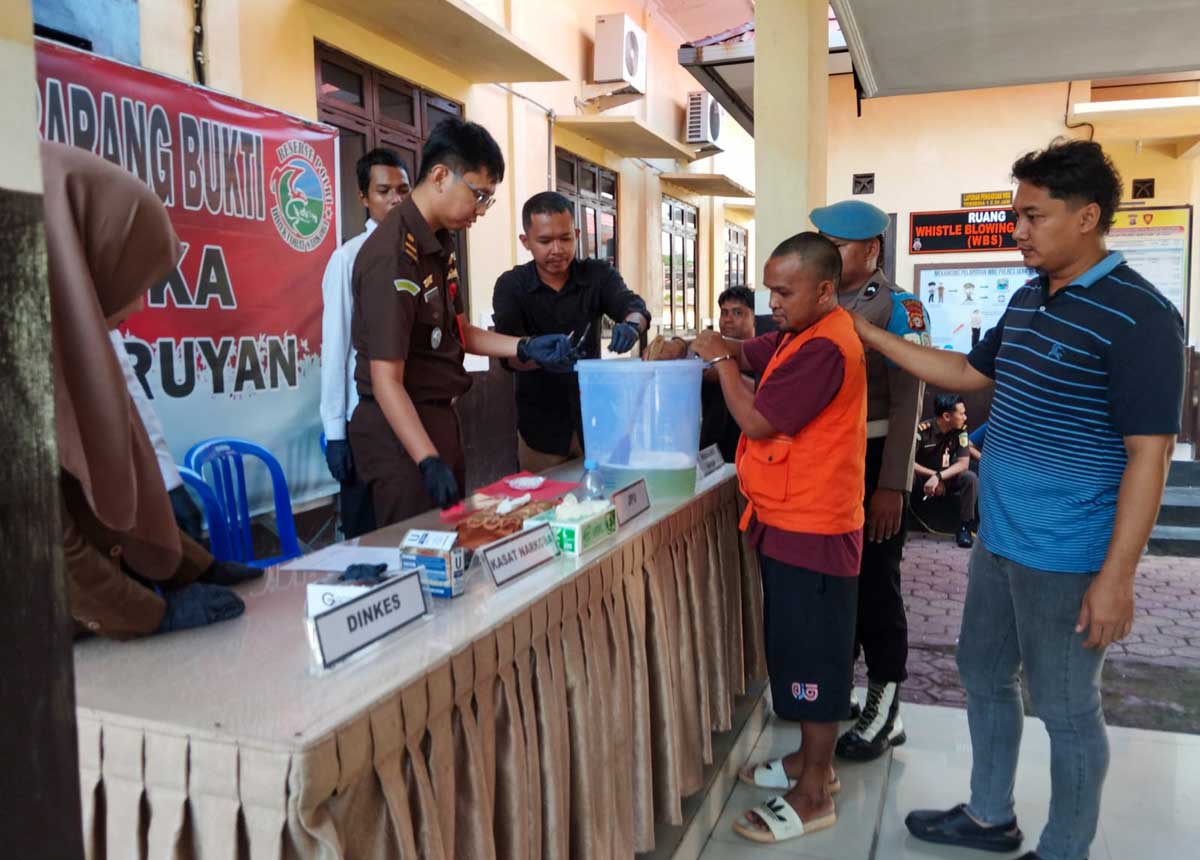PEMUSNAHAN: Polres Seruyan bersama instansi terkait dan tersangka memusnahkan barang bukti sabu dan obatan ilegal, Selasa (14/10).