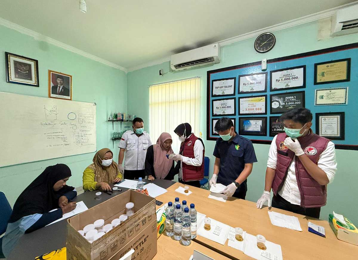 TES URINE: Satresnarkoba Polres Lamandau menggelar tes urine terhadap karyawan PT First Lamandau Timber Internasional, Selasa (14/10).