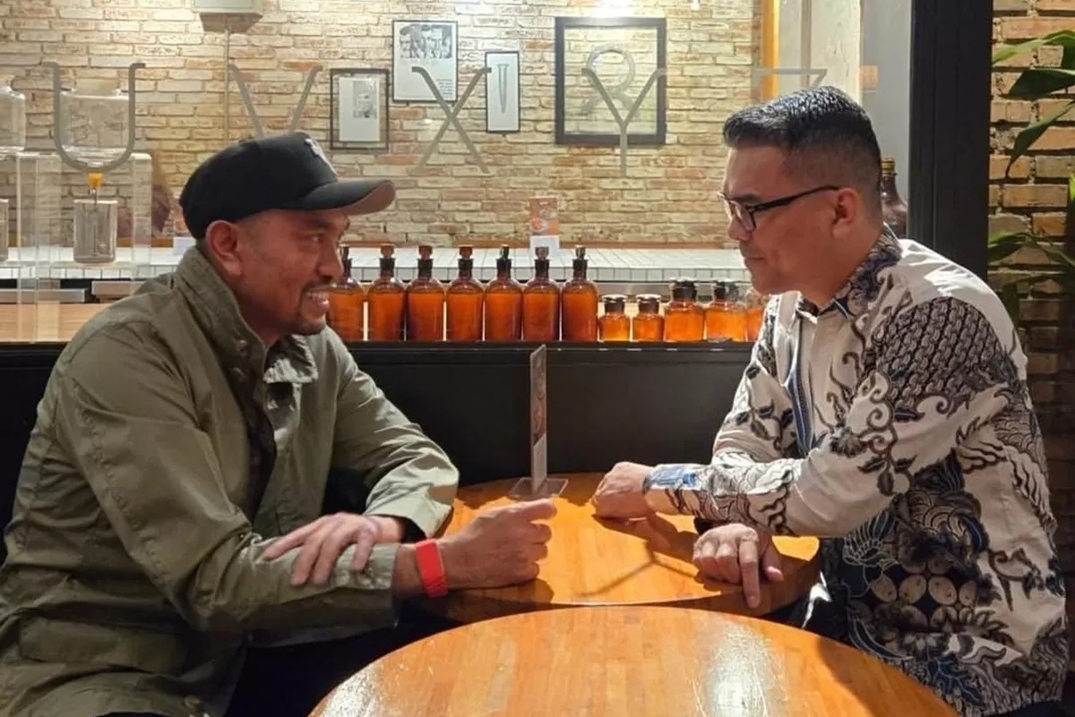 Bendahara Umum Partai Nasdem, Ahmad Sahroni tampak bertemu dengan Waketum PSI, Ronald Aristone Sinaga atau biasa disapa Bro Ron. (Instagram: @brorondm)