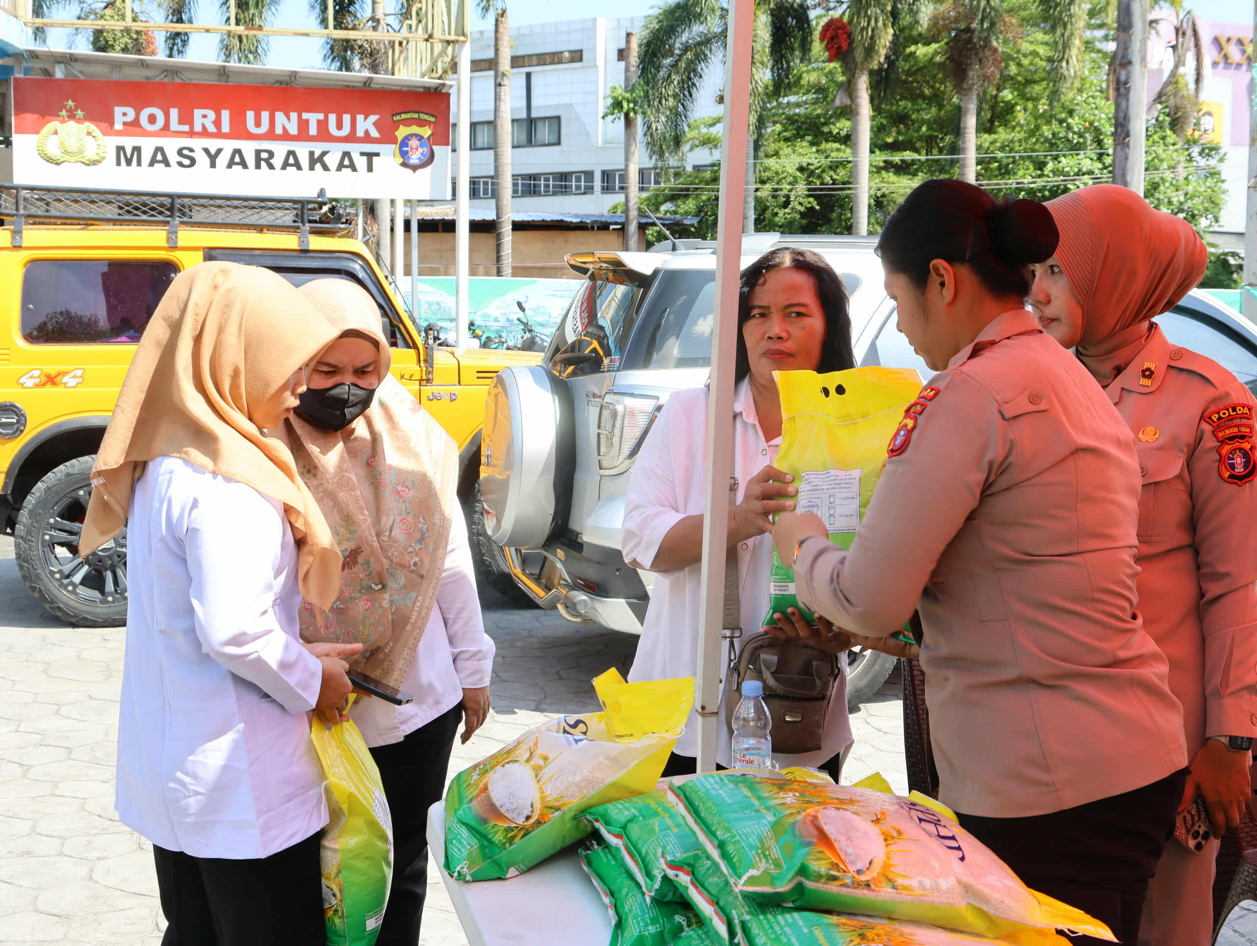 Personel Polda Kalteng bersama Bulog saat memasarkan beras murah SPHP dalam kegiatan Gerakan Pangan Murah di kawasan Bundaran Besar Palangka Raya, Rabu (15/10).
