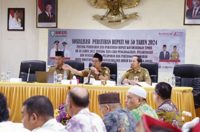 ARAHAN: Kepala BKAD Kotim Muhammad Saleh memberi arahan pada kegiatan sosialisasi Perbup Kotim Nomor 50 Tahun 2024, baru-baru tadi. FOTO: BKAD KOTIM/RADAR SAMPIT