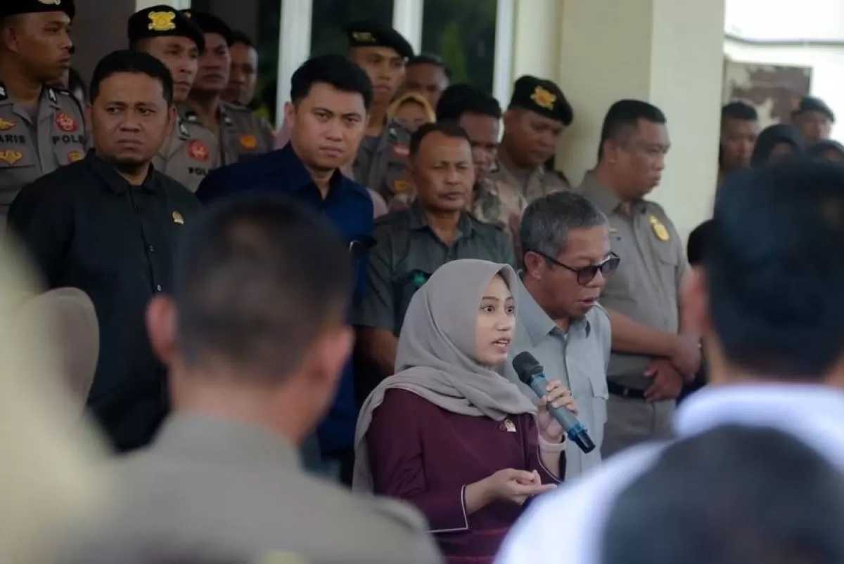 Ketua Komisi III DPRD Kabupaten Gorontalo Utara dari Fraksi NasDem Dheninda Chaerunnisa saat menemui masaa aksi unjuk rasa di depan kantor DPRD Gorontalo Utara. (Instagram)