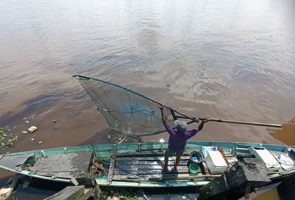 Warga menangkap ikan di Sungai Mentaya Kabupaten Kotawaringin Timur Provinsi Kalimantan Tengah. (Dok. Usay Nor Rahmad/ Radar Sampit)