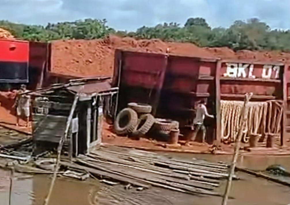 Detik-detik tongkang menyenggol lanting warga di Teluk Tewah, Desa Luwuk Bunter, Kecamatan Cempaga, Rabu (15/10/2025). (Facebook: Ardi Cempaka)