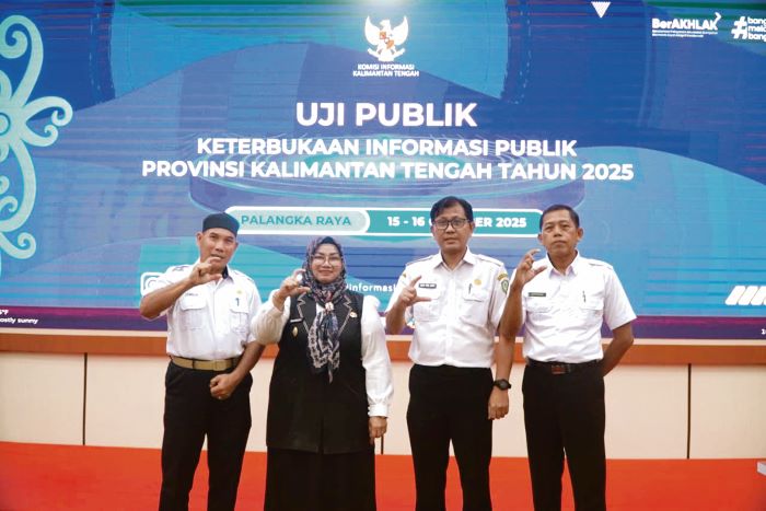 UJI PUBLIK: Wakil Bupati Kotim Irawati bersama Plt Diskominfo Kotim Jumberi didampingi jajaran saat menghadiri tahapan presentasi Monitoring dan Evaluasi Keterbukaan Informasi Publik Provinsi Kalteng