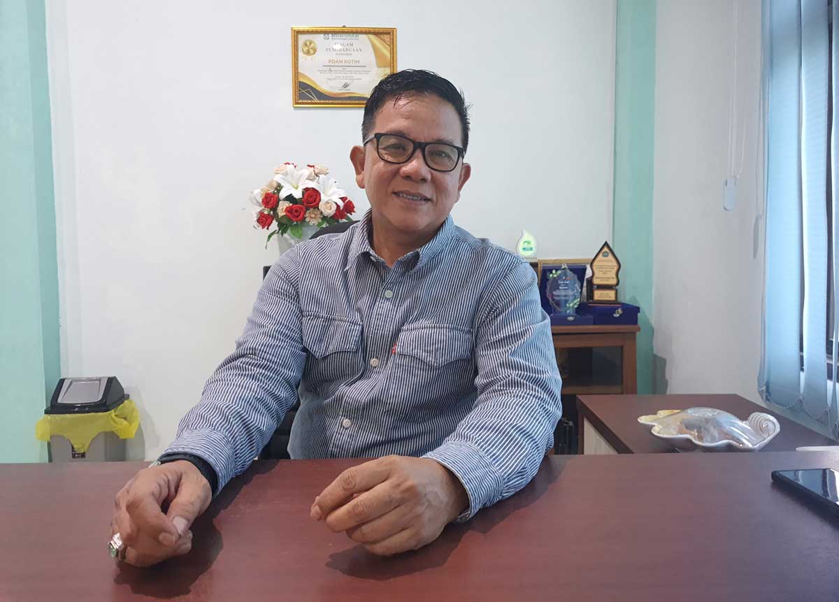 TANTANGAN BARU: Direktur Perumdam Tirta Mentaya Sampit Ismanadi saat ditemui Radar Sampit.