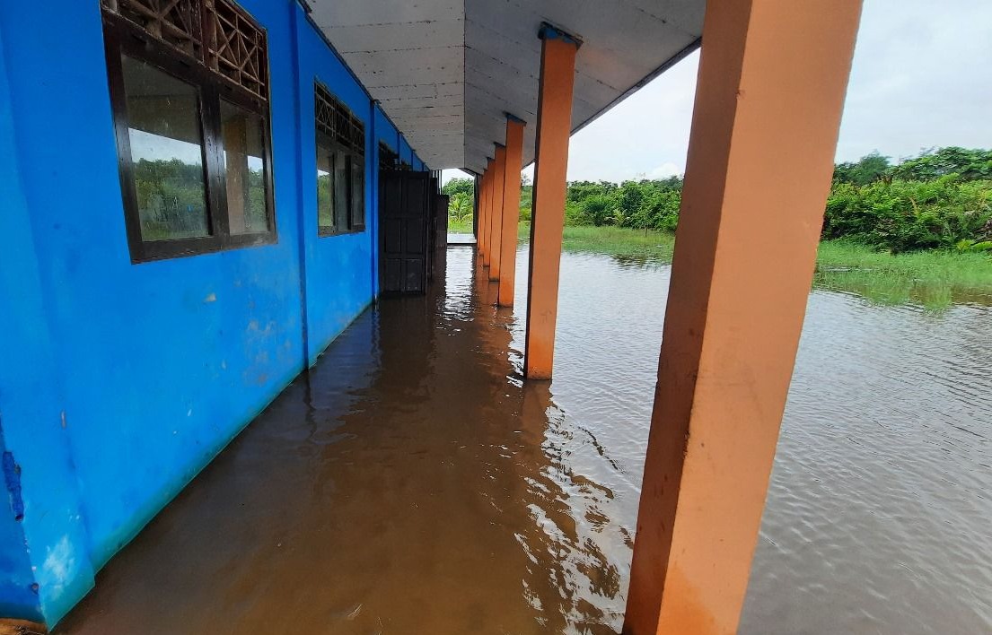 Kondisi SDN Kunjung Lampuyang, Kecamatan Teluk Sampit yang terendam banjir rob.