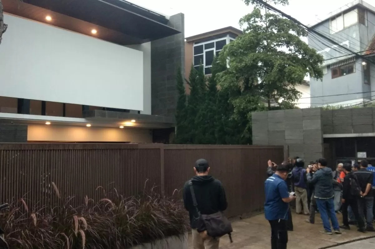 Rumah Anggota Komisi VIII DPR RI, Atalia Praratya, yang juga istri mantan Gubernur Jawa Barat Ridwan Kamil, didatangi massa yang menamakan diri Forum Santri Nusantara. (dok. Radar Bandung)
