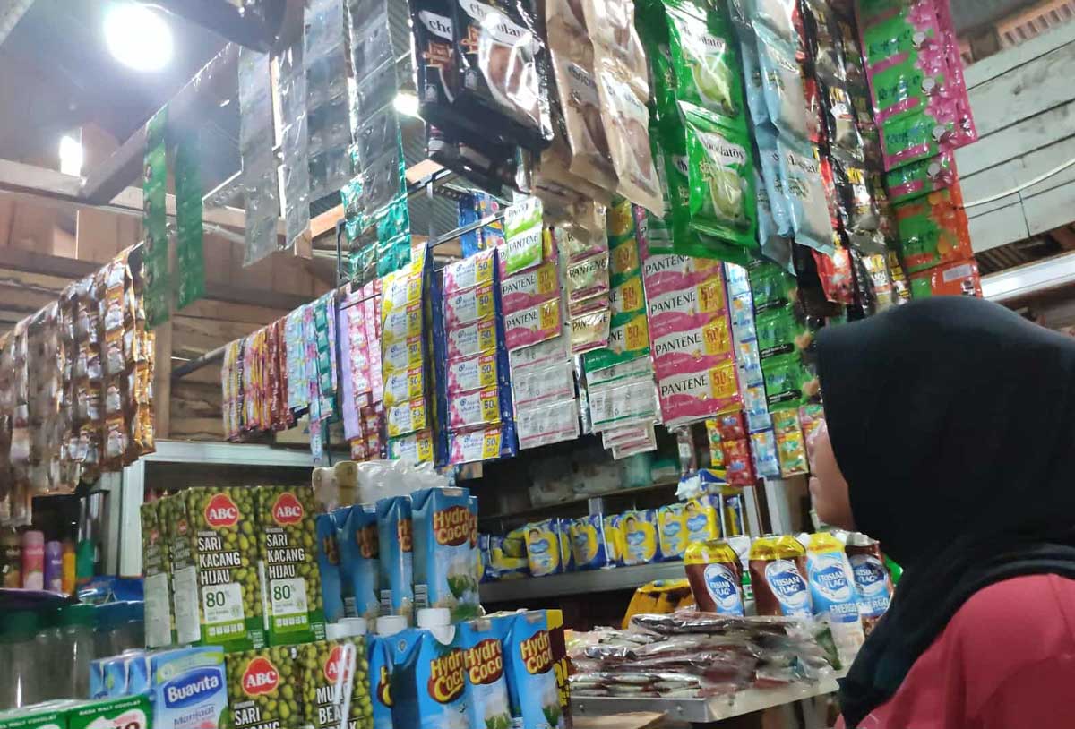 KEBOBOLAN: Pemilik toko memperlihatkan jalan masuk maling yang beraksi tengah malam saat penghuninya terlelap, Rabu (15/10).