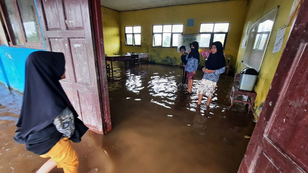 Banjir merendam SDN Kunjung Lampuyang, Kecamatan Teluk Sampit, Kabupaten Kotawaringin Timur, Rabu (15/10/2025).  &nbsp;