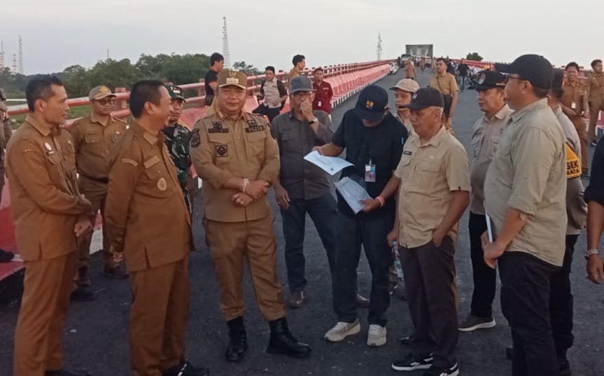 Bupati Ketapang Alexander Wilyo didampingi Bupati Sukamara Masduki meninjau rencana pembangunan jalan di wilayah Ketapang, Kalbar.