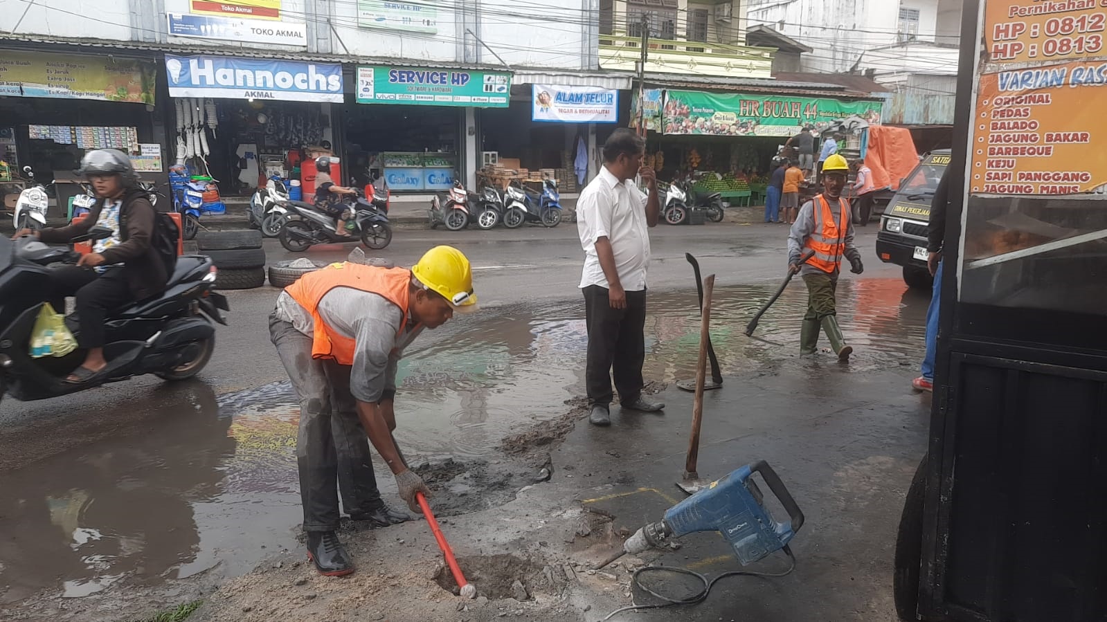 Pembersihan drainase di Jalan Udan Said, Bundaran Pasar Indrasari, Pangkalan Bun, Rabu (15/10).