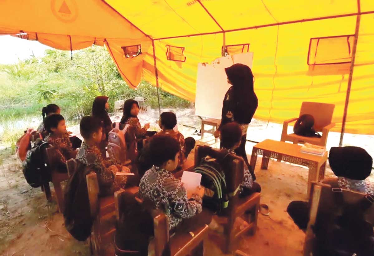 PINDAH TEMPAT: Para siswa SDN Kunjung Lampuyang saat belajar di tenda darurat.