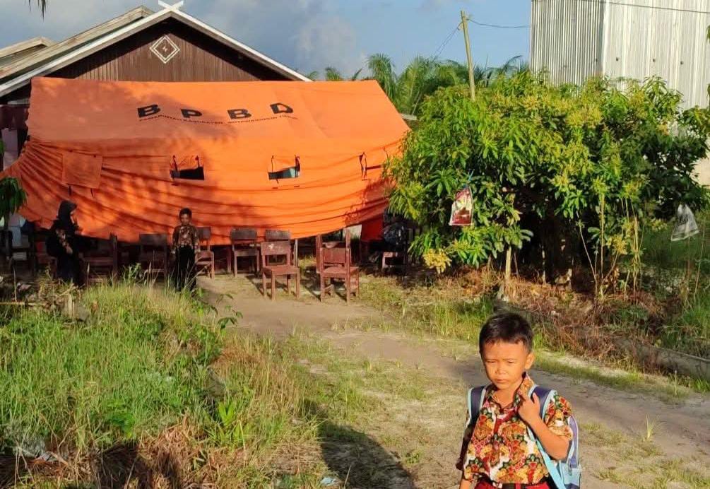 Tenda darurat yang didirikan BPBD Kotim untuk tempat belajar sebagian SISWA SDN Kunjung Lampuyang yang terendam banjir rob, Kamis (16/10/2025) (Muhardi untuk Radar Sampit)  &nbsp;