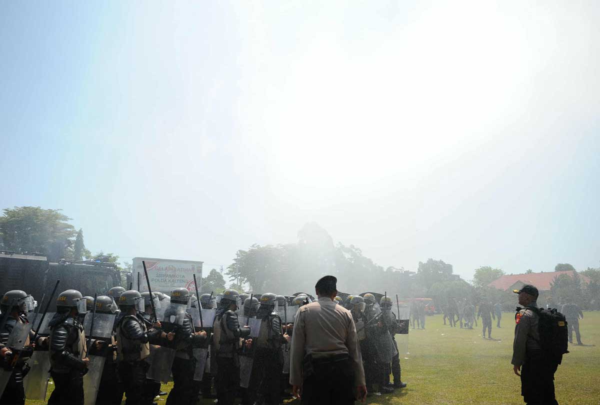 SIMULASI: Personel Polda Kalteng saat latihan simulasi Sistem Pengamanan Kota (Sispamkota) gabungan TNI dan Polri, serta unsur terkait, Kamis (16/10).