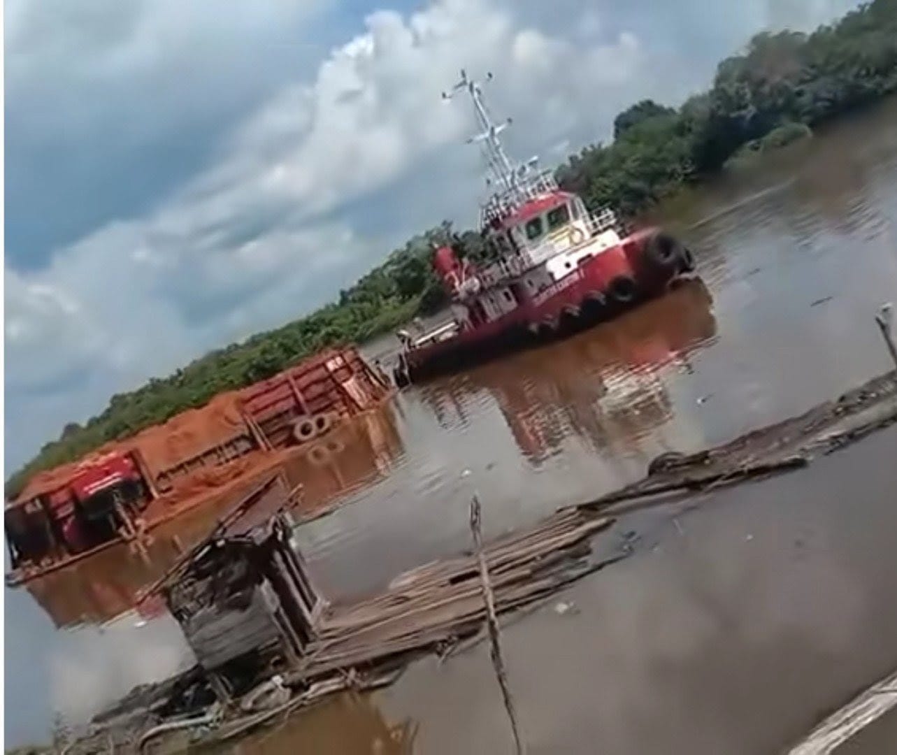 Detik-detik tongkang menyenggol lanting warga di Teluk Tewah, Desa Luwuk Bunter, Kecamatan Cempaga, Rabu (15/10/2025).