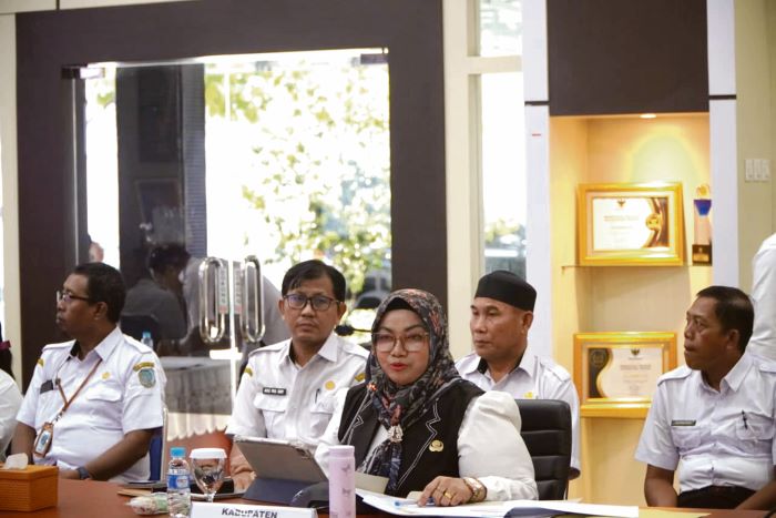 UJI PUBLIK: Wakil Bupati Kotim Irawati bersama Plt Diskominfo Kotim Jumberi didampingi jajaran saat menghadiri tahapan presentasi Monitoring dan Evaluasi Keterbukaan Informasi Publik Provinsi Kalteng