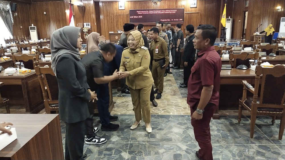 Bupati Kobar usai kegiatan Rapat Paripurna DPRD Kotawaringin Barat bersalaman dengan anggota DPRD Kobar.