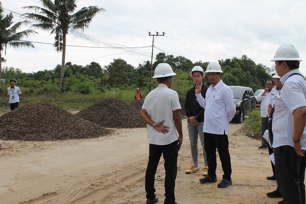 INFRASTRUKTUR: Bupati Sukamara  Masduki saat meninjau pengerjaan Jalan Veteran Desa Kartamulia.