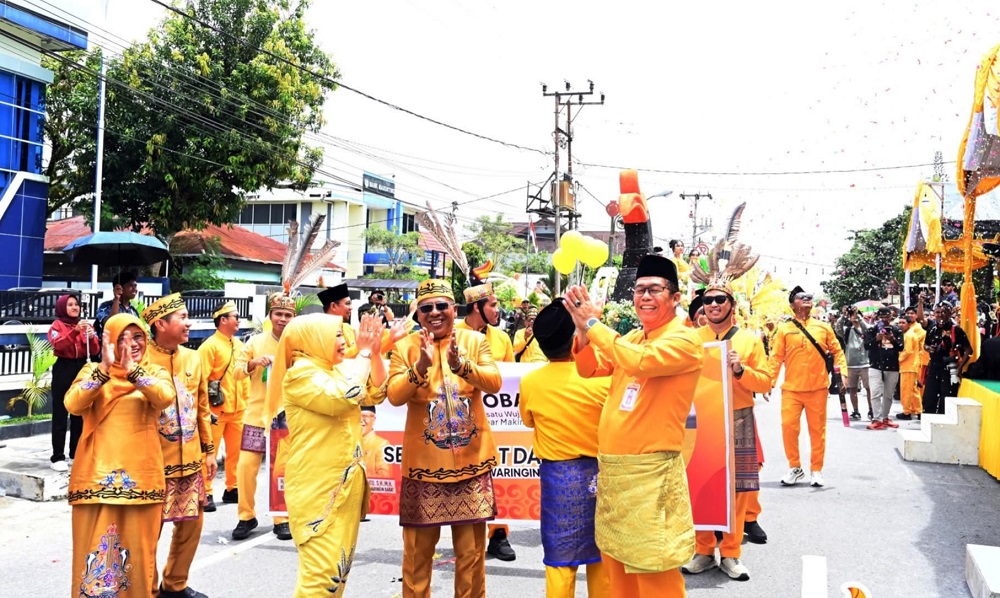 Peserta pawai nasi adab dari Sekretariat Daerah (Setda) Kotawaringin saat melewati panggung kehormatan di depan Rujab Bupati Kobar, Selasa (14/10).
