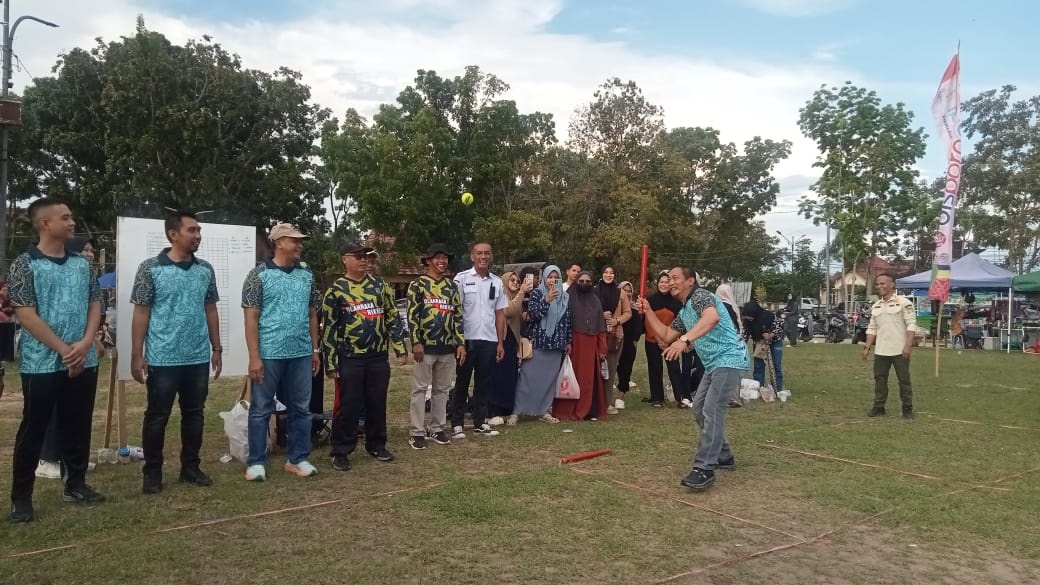 Bupati Sukamara Masduki memukul bola kasti menandakan dimulainya perlombaan.