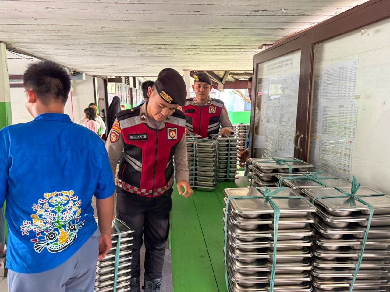 Polres Seruyan mengawal distribusi 980 porsi makanan bergizi ke sekolah, Kamis (16/10).