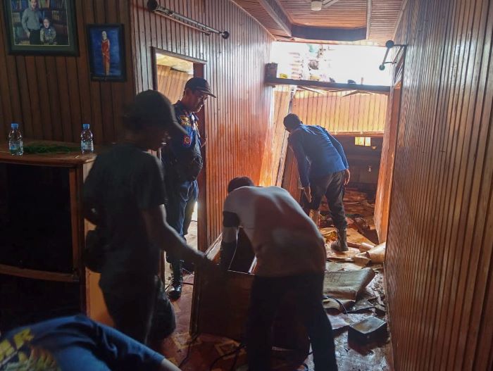 ROBOH: Damkar Seruyan mengevakuasi barang-barang dari dapur rumah yang miring ke arah Sungai Seruyan, Jumat (17/10). (DPKP SERUYAN/RADAR SAMPIT)