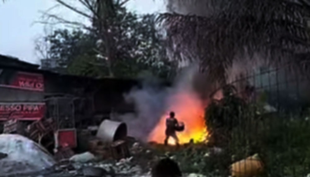 Kepanikan warga Jalan Suprapto Selatan, ketika api yang awalnya kecil saat membakar sampah menjadi tak terkendalo, Jumat sore (17/10/2025) (Rekaman video amatir warga)