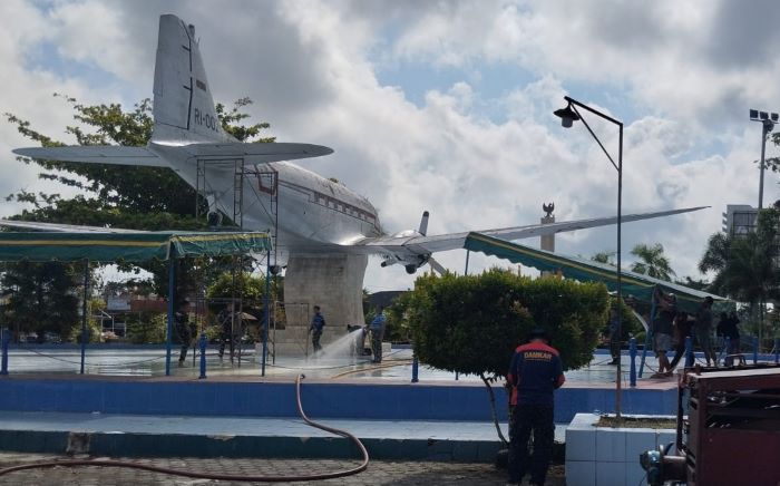 MONUMEN : Pembersihan pesawat Dakota RI 002 di monumen Palagan Sambi, kawasan Bundaran Pancasila, Kecamatan Arut Selatan, Kabupaten Kotawaringin Barat (Kobar), belum lama tadi. FOTO: IST/RADAR SAMPIT
