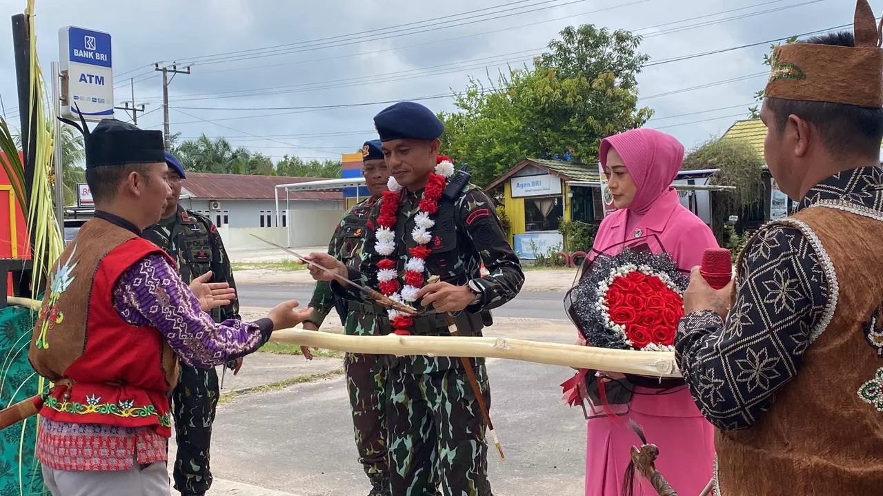 Penyambutan Komandan Batalyon B Pelopor Satbrimob Kompol Tri Wibowo. MIFTAH/KALTENG POS