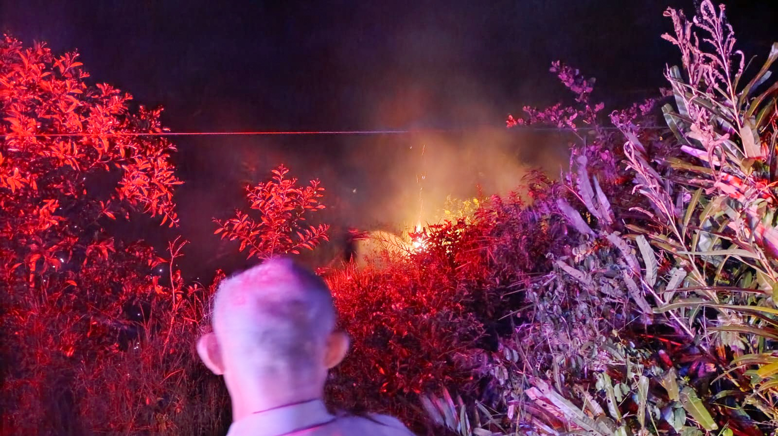 Nampak api dari kebakaran lahan di wilayah Desa Sungai Undang, Kecamatan Seruyan Hilir, Kamis (16/10) malam.