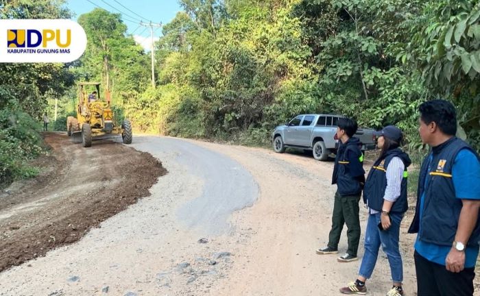 PROYEK: Ruas Jalan Tewah - Tumbang Miri sedang dalam proses pengerjaan, Rabu (15/10/2025). FOTO : DINAS PU GUMAS/RADAR SAMPIT