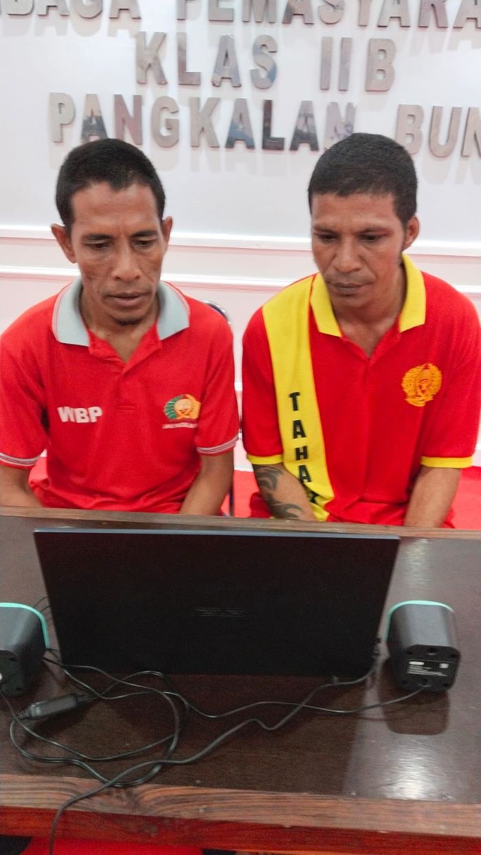SIDANG: Dua terdakwa kasus pencurian di Desa Penopa, Lamandau menjalani sidang perdana di Pengadilan Negeri Nanga Bulik. FOTO: RIA/RADAR SAMPIT