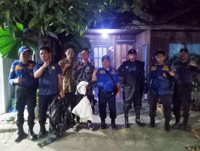EVAKUASI: Tim Damkar Seruyan berhasil evakuasi sarang tawon vespa di Jalan Samsudin, Kuala Pembuang II, Seruyan Hilir, Kamis (16/10/2025) malam. FOTO: DPKP SERUYAN/RADAR SAMPIT