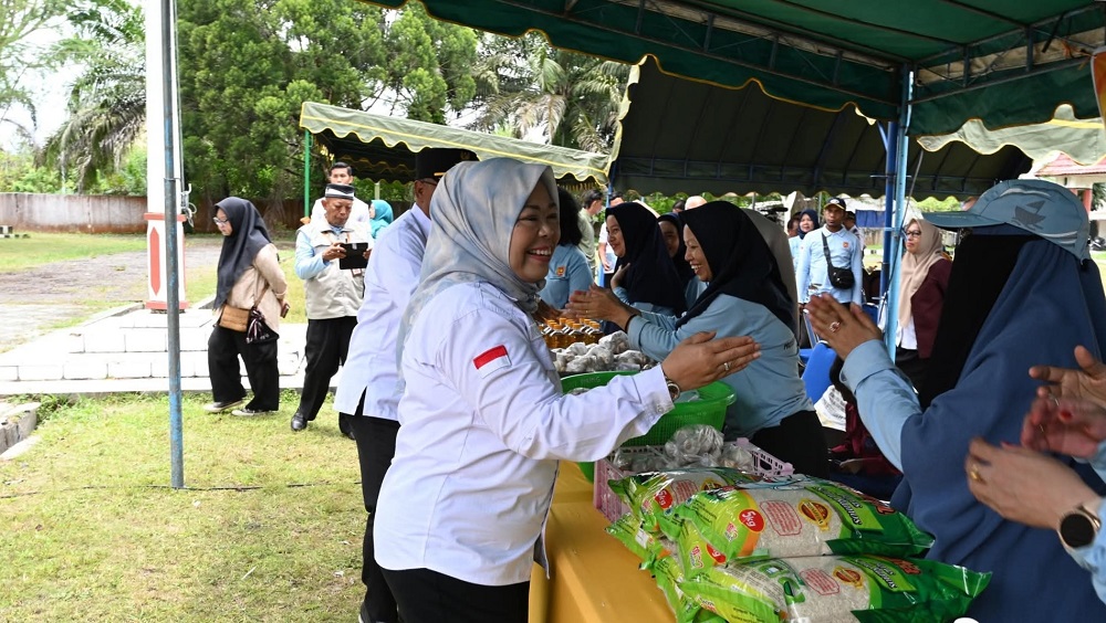 Bupati Kobar Hj Nurhidayah meninjau stan pada kegiatan peringatan Hari Ikan Nasional ke 12, Rabu 15 Oktober 2025.