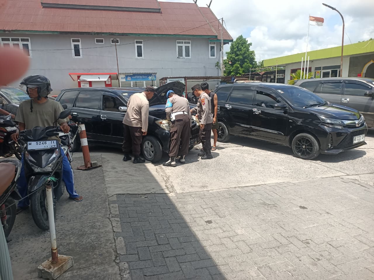 Kegiatan pengecekan dan penertiban antrean BBM di SPBU Paku Negara, Pangkalan Bun, Sabtu (18/10).