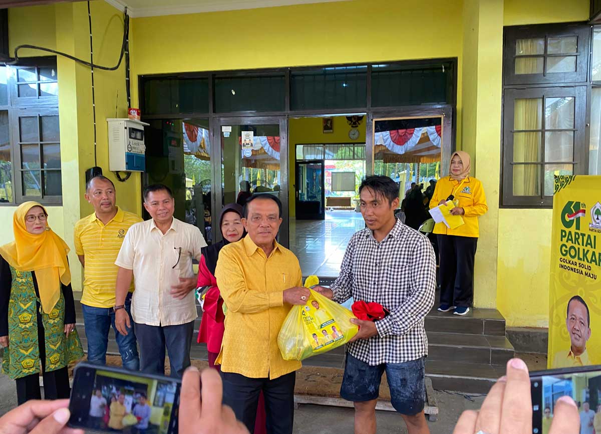 SIMBOLIS: Ketua Dewan Pertimbangan DPD Partai Golkar Kalteng Abdul Razak menyerahkan paket sembako murah pada peringatan HUT ke-61 Golkar.