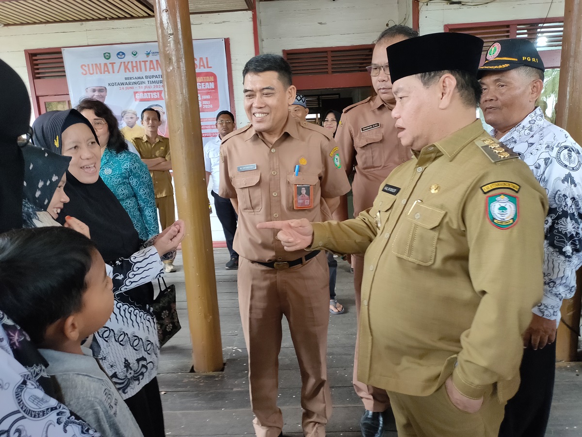 Kepala Disdik Kotim Muhammad Irfansyah, mendampingi Bupati Kotim Halikinnor saat berinteraksi dengan tenaga pendidikan.