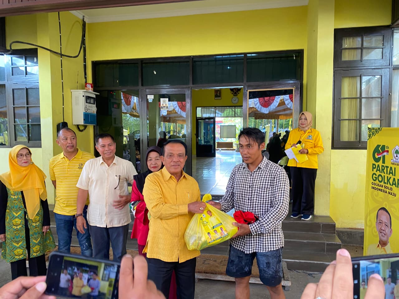 SIMBOLIS: Ketua Dewan Pertimbangan DPD Partai Golkar Kalteng, Abdul Razak menyerahkan paket sembako murah pada peringatan HUT ke-61 Golkar.
