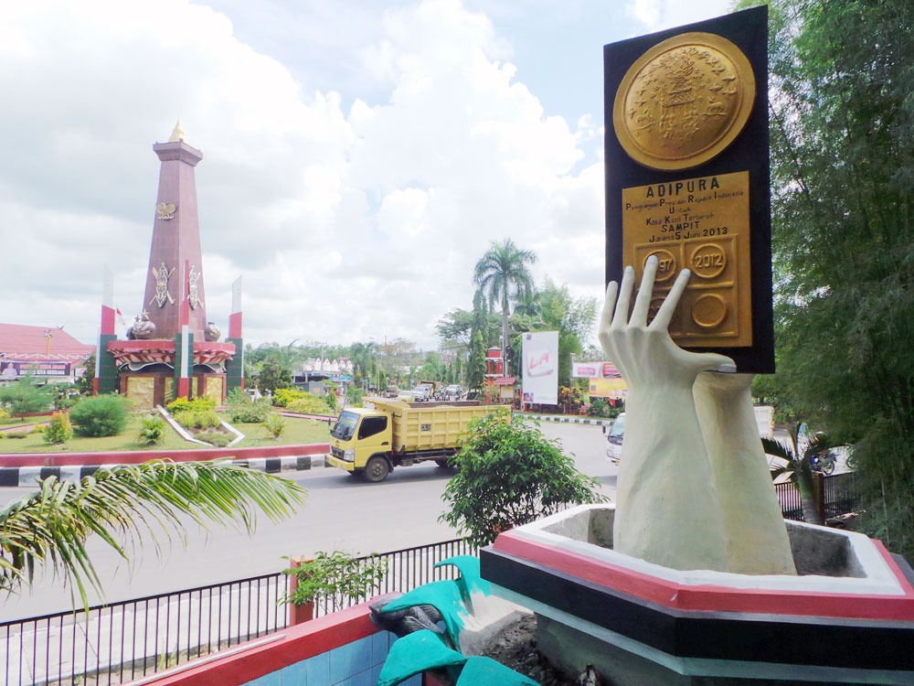 Monumen Adipura di Titik 0 Km Sampit. (Dok. Usay Nor Rahmad/Radar Sampit)