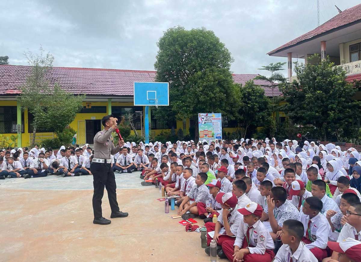 EDUKASI: Program Police Goes to School yang digagas Satlantas Polres Kobar menjadi upaya edukasi keselamatan bagi pelajar agar tidak berkendara sebelum cukup umur.